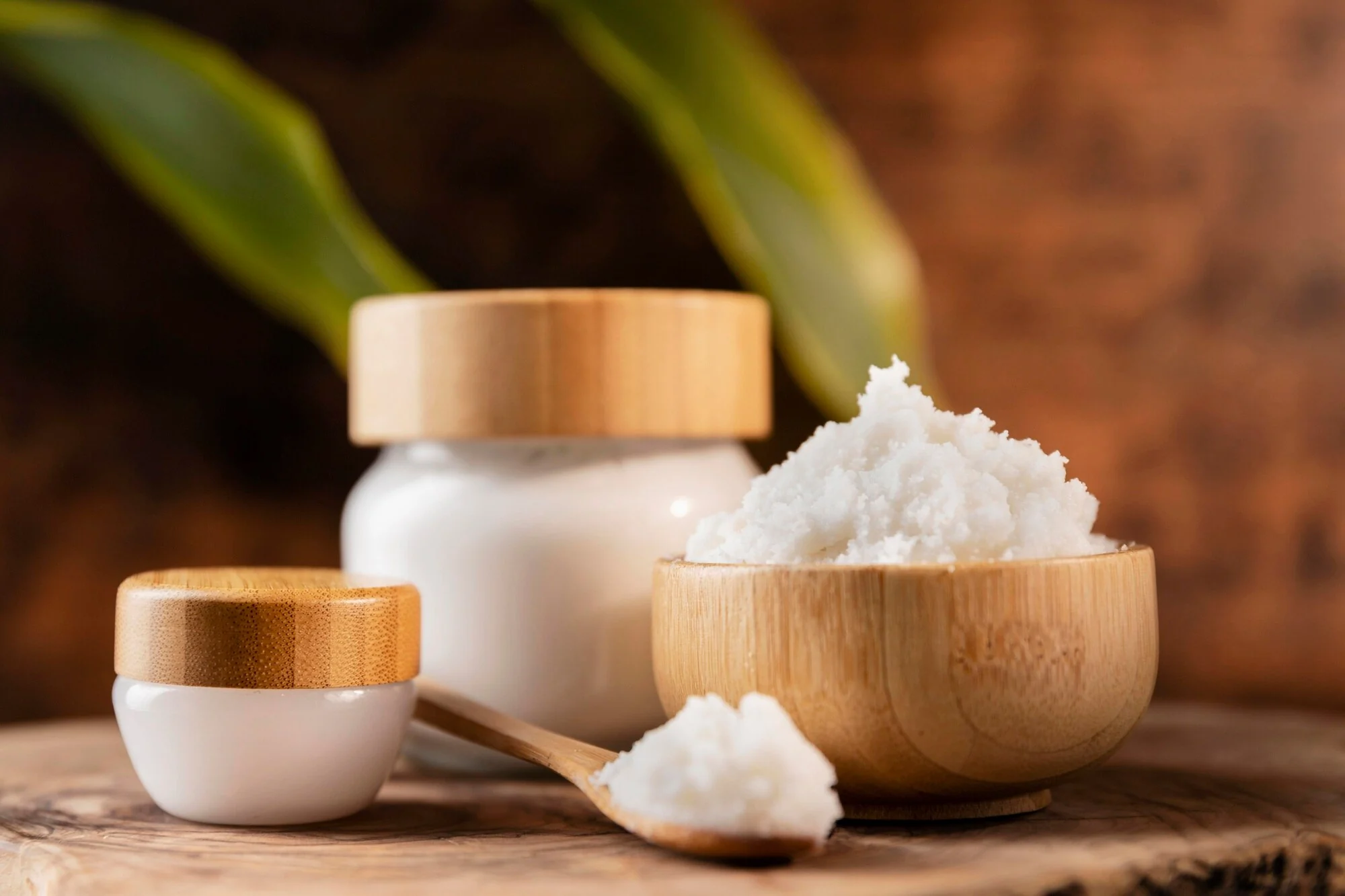 Sheabutter und Pflegecreme in Tiegeln mit Holzdeckeln